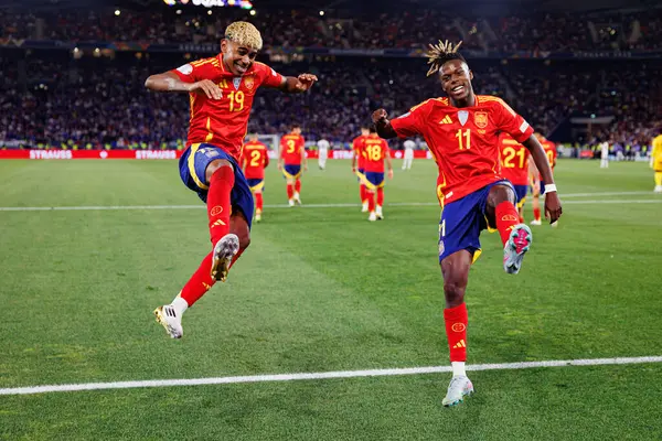 Lamine Yamal ve Nico Williams, İspanya ve Fransa milli takımları arasında oynanan 2025 UEFA Milletler Ligi yarı final maçında gol üstüne gol atarken görüldü (Maciej Rogowski)