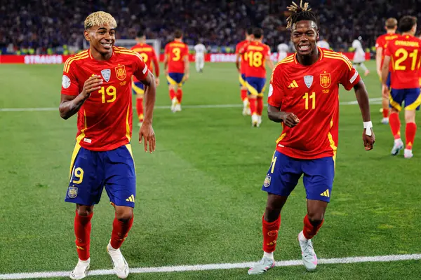 Lamine Yamal ve Nico Williams, İspanya ve Fransa milli takımları arasında oynanan 2025 UEFA Milletler Ligi yarı final maçında gol üstüne gol atarken görüldü (Maciej Rogowski)