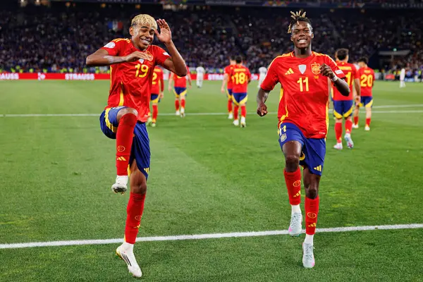 Lamine Yamal ve Nico Williams, İspanya ve Fransa milli takımları arasında oynanan 2025 UEFA Milletler Ligi yarı final maçında gol üstüne gol atarken görüldü (Maciej Rogowski)