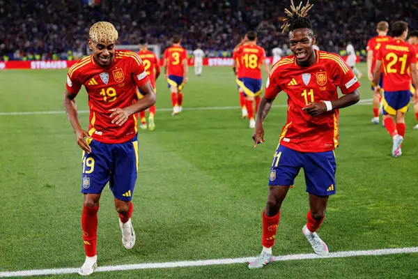 Lamine Yamal ve Nico Williams, İspanya ve Fransa milli takımları arasında oynanan 2025 UEFA Milletler Ligi yarı final maçında gol üstüne gol atarken görüldü (Maciej Rogowski)