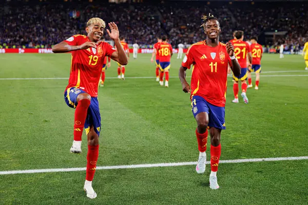 Lamine Yamal ve Nico Williams, İspanya ve Fransa milli takımları arasında oynanan 2025 UEFA Milletler Ligi yarı final maçında gol üstüne gol atarken görüldü (Maciej Rogowski)