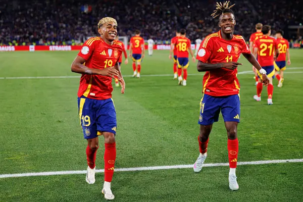 Lamine Yamal ve Nico Williams, İspanya ve Fransa milli takımları arasında oynanan 2025 UEFA Milletler Ligi yarı final maçında gol üstüne gol atarken görüldü (Maciej Rogowski)