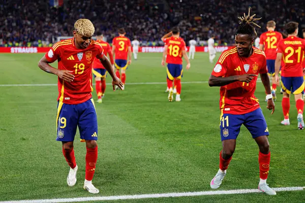 Lamine Yamal ve Nico Williams, İspanya ve Fransa milli takımları arasında oynanan 2025 UEFA Milletler Ligi yarı final maçında gol üstüne gol atarken görüldü (Maciej Rogowski)