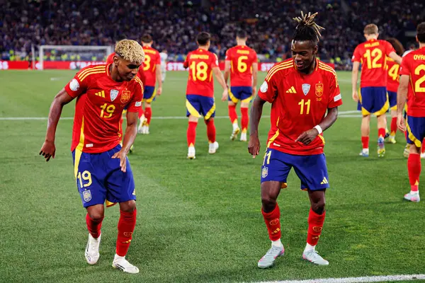 Lamine Yamal ve Nico Williams, İspanya ve Fransa milli takımları arasında oynanan 2025 UEFA Milletler Ligi yarı final maçında gol üstüne gol atarken görüldü (Maciej Rogowski)