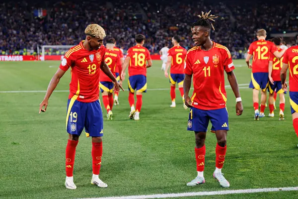 Lamine Yamal ve Nico Williams, İspanya ve Fransa milli takımları arasında oynanan 2025 UEFA Milletler Ligi yarı final maçında gol üstüne gol atarken görüldü (Maciej Rogowski)