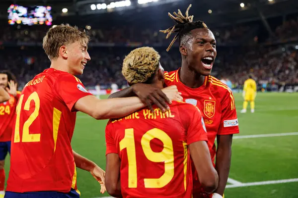 Lamine Yamal ve Nico Williams, İspanya ve Fransa milli takımları arasında oynanan 2025 UEFA Milletler Ligi yarı final maçında gol üstüne gol atarken görüldü (Maciej Rogowski)