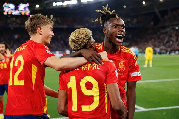 Lamine Yamal ve Nico Williams, İspanya ve Fransa milli takımları arasında oynanan 2025 UEFA Milletler Ligi yarı final maçında gol üstüne gol atarken görüldü (Maciej Rogowski)