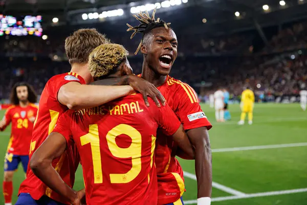 Lamine Yamal ve Nico Williams, İspanya ve Fransa milli takımları arasında oynanan 2025 UEFA Milletler Ligi yarı final maçında gol üstüne gol atarken görüldü (Maciej Rogowski)