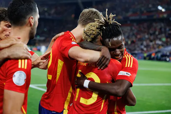 İspanya 'nın oyuncuları, İspanya ve Fransa milli takımları arasında oynanan 2025 UEFA Milletler Ligi yarı final maçında Nico Williams' tan gol üstüne gol atarken görüldü (Maciej Rogowski)