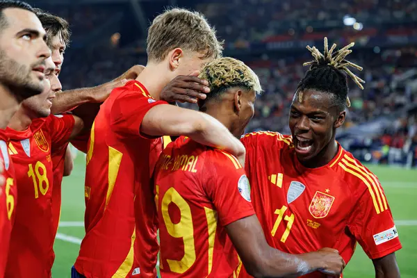 İspanya 'nın oyuncuları, İspanya ve Fransa milli takımları arasında oynanan 2025 UEFA Milletler Ligi yarı final maçında Nico Williams' tan gol üstüne gol atarken görüldü (Maciej Rogowski)