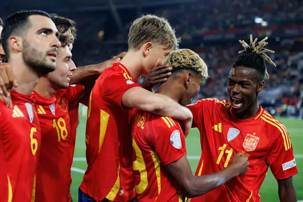 İspanya 'nın oyuncuları, İspanya ve Fransa milli takımları arasında oynanan 2025 UEFA Milletler Ligi yarı final maçında Nico Williams' tan gol üstüne gol atarken görüldü (Maciej Rogowski)