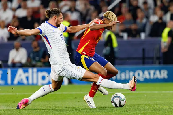 Adrien Rabiot ve Lamine Yamal, İspanya ve Fransa milli takımları arasında oynanan 2025 UEFA Milletler Ligi yarı final maçında görüldü (Maciej Rogowski)