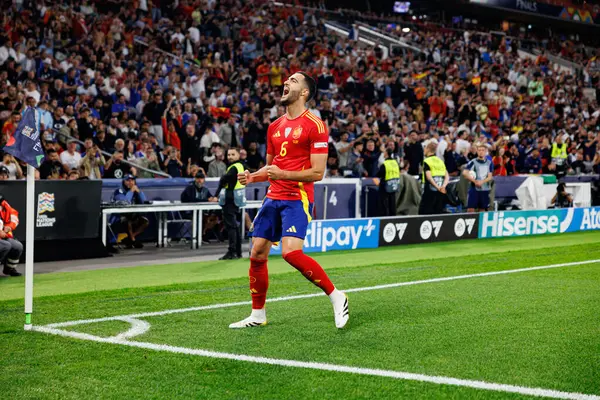 Mikel Merino, İspanya ve Fransa milli takımları arasında oynanan 2025 UEFA Milletler Ligi yarı final maçında gol attıktan sonra kutlama yaparken görüldü (Maciej Rogowski)