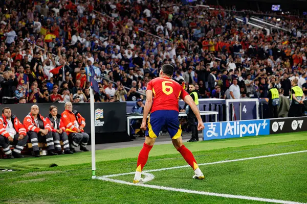 Mikel Merino, İspanya ve Fransa milli takımları arasında oynanan 2025 UEFA Milletler Ligi yarı final maçında gol attıktan sonra kutlama yaparken görüldü (Maciej Rogowski)