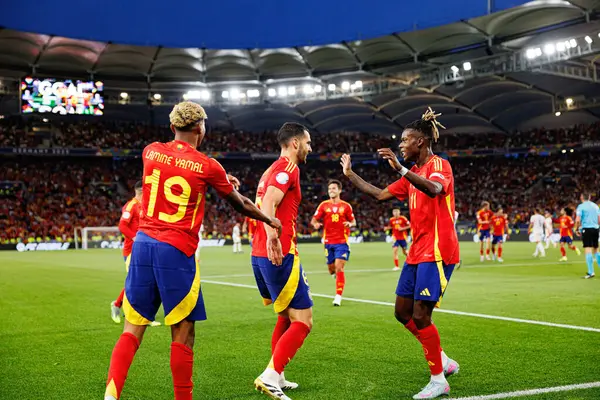 İspanya 'nın oyuncuları, İspanya ve Fransa milli takımları arasında oynanan 2025 UEFA Milletler Ligi yarı final maçında Mikel Merino' dan gol üstüne gol atarken görüldü (Maciej Rogowski)
