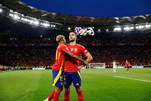 Mikel Merino, İspanya ve Fransa milli takımları arasında oynanan 2025 UEFA Milletler Ligi yarı final maçında gol attıktan sonra kutlama yaparken görüldü (Maciej Rogowski)