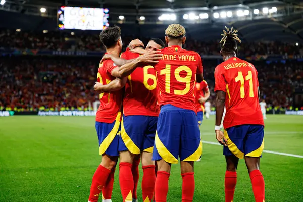 İspanya 'nın oyuncuları, İspanya ve Fransa milli takımları arasında oynanan 2025 UEFA Milletler Ligi yarı final maçında Mikel Merino' dan gol üstüne gol atarken görüldü (Maciej Rogowski)