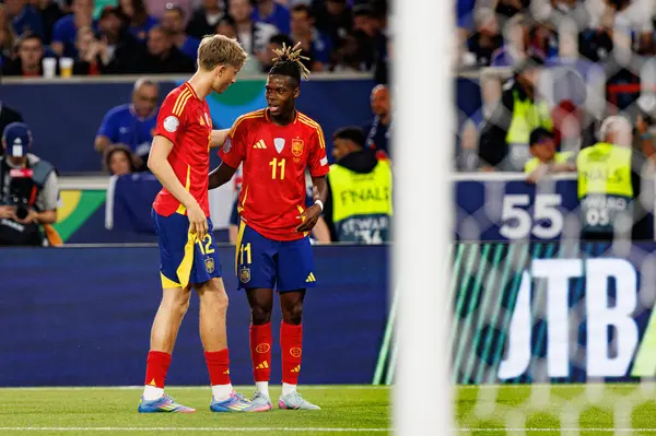 Dean Huijsen ve Nico Williams, UEFA Uluslar Ligi 2025 yarı final maçında İspanya ve Fransa milli takımları arasında gol üstüne gol atarken görüldü (Maciej Rogowski)