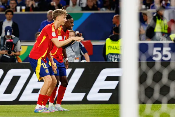 Dean Huijsen ve Nico Williams, UEFA Uluslar Ligi 2025 yarı final maçında İspanya ve Fransa milli takımları arasında gol üstüne gol atarken görüldü (Maciej Rogowski)