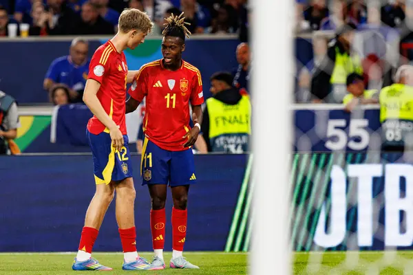 Dean Huijsen ve Nico Williams, UEFA Uluslar Ligi 2025 yarı final maçında İspanya ve Fransa milli takımları arasında gol üstüne gol atarken görüldü (Maciej Rogowski)