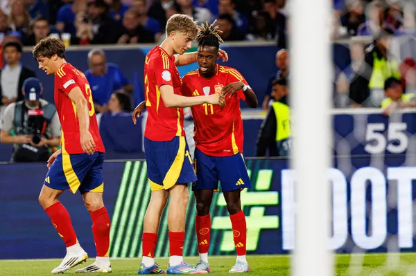 Dean Huijsen ve Nico Williams, UEFA Uluslar Ligi 2025 yarı final maçında İspanya ve Fransa milli takımları arasında gol üstüne gol atarken görüldü (Maciej Rogowski)