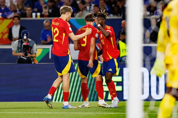 İspanya 'nın oyuncuları, İspanya ve Fransa milli takımları arasında oynanan 2025 UEFA Milletler Ligi yarı final maçında Nico Williams' tan gol üstüne gol atarken görüldü (Maciej Rogowski)