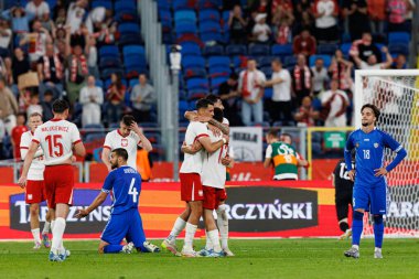 Polonyalı oyuncular, Polonya ve Moldova milli takımları arasında oynanan uluslararası dostluk maçında Bartosz Slisz 'den gol üstüne gol atarken görüldü (Maciej Rogowski)