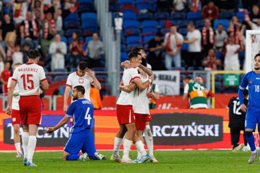 Polonyalı oyuncular, Polonya ve Moldova milli takımları arasında oynanan uluslararası dostluk maçında Bartosz Slisz 'den gol üstüne gol atarken görüldü (Maciej Rogowski)