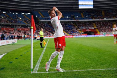 Matty Cash, Polonya ve Moldova milli takımları arasında oynanan uluslararası dostluk maçında attığı golün ardından kutlama yaparken görülüyor (Maciej Rogowski))