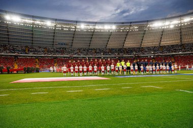 Polonya ve Moldova milli takımları (Maciej Rogowski) arasında oynanan uluslararası dostluk maçında her iki takımın da taraftarları arkada görülüyor.)