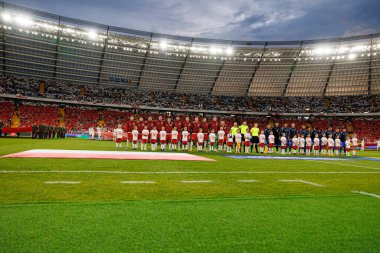 Polonya ve Moldova milli takımları (Maciej Rogowski) arasında oynanan uluslararası dostluk maçında her iki takımın da taraftarları arkada görülüyor.)