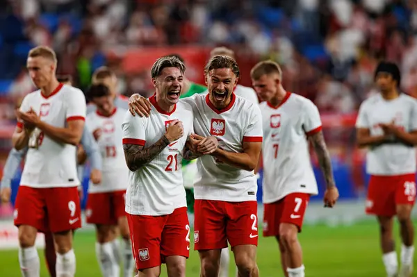 Nicola Zalewski ve Matty Cash, Polonya ve Moldova milli takımları arasında oynanan uluslararası dostluk maçı sırasında görüldü (Maciej Rogowski)