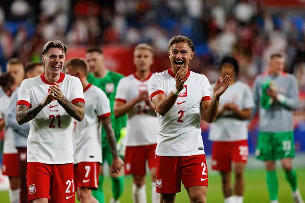 Nicola Zalewski ve Matty Cash, Polonya ve Moldova milli takımları arasında oynanan uluslararası dostluk maçı sırasında görüldü (Maciej Rogowski)