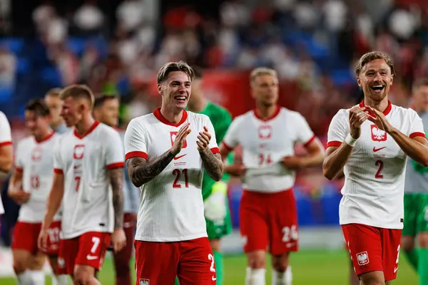 Nicola Zalewski ve Matty Cash, Polonya ve Moldova milli takımları arasında oynanan uluslararası dostluk maçı sırasında görüldü (Maciej Rogowski)