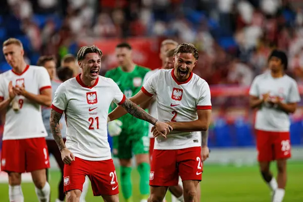 Nicola Zalewski ve Matty Cash, Polonya ve Moldova milli takımları arasında oynanan uluslararası dostluk maçı sırasında görüldü (Maciej Rogowski)