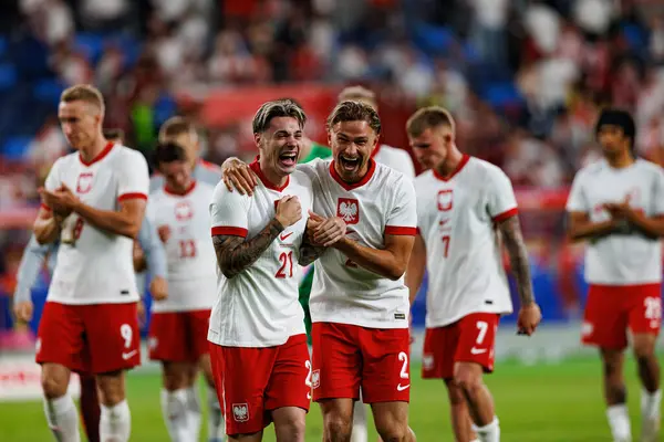 Nicola Zalewski ve Matty Cash, Polonya ve Moldova milli takımları arasında oynanan uluslararası dostluk maçı sırasında görüldü (Maciej Rogowski)