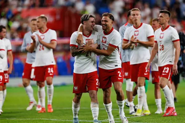 Nicola Zalewski ve Matty Cash, Polonya ve Moldova milli takımları arasında oynanan uluslararası dostluk maçı sırasında görüldü (Maciej Rogowski)