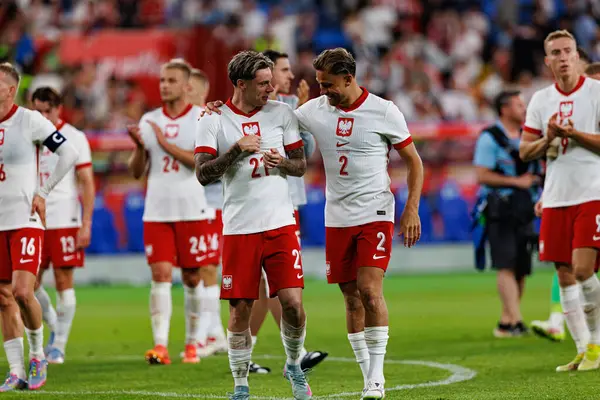 Nicola Zalewski ve Matty Cash, Polonya ve Moldova milli takımları arasında oynanan uluslararası dostluk maçı sırasında görüldü (Maciej Rogowski)