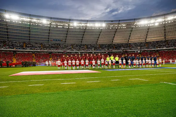 Polonya ve Moldova milli takımları (Maciej Rogowski) arasında oynanan uluslararası dostluk maçında her iki takımın da taraftarları arkada görülüyor.)