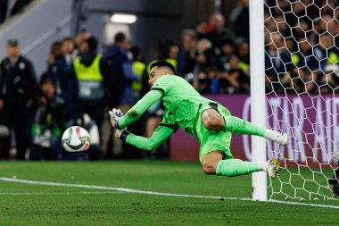 Diogo Costa, UEFA Uluslar Ligi 2025 final maçında Portekiz ve İspanya milli takımları arasında penaltıyı savunurken görüldü (Maciej Rogowski)