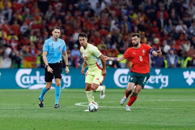 Martin Zubimendi ve Bruno Fernandes, UEFA Uluslar Ligi 2025 final maçında Portekiz ve İspanya milli takımları arasında görüldü (Maciej Rogowski)