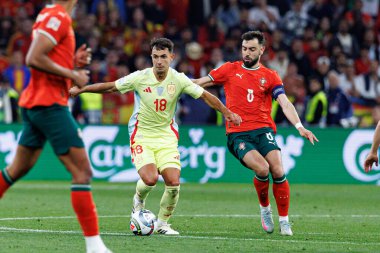 Martin Zubimendi ve Bruno Fernandes, UEFA Uluslar Ligi 2025 final maçında Portekiz ve İspanya milli takımları arasında görüldü (Maciej Rogowski)