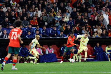 Rafael Leao ve Oscar Mingueza, UEFA Uluslar Ligi 2025 final maçında Portekiz ve İspanya milli takımları arasında görüldü (Maciej Rogowski)