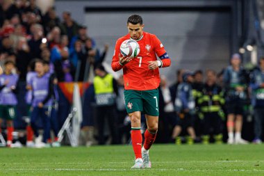 Cristiano Ronaldo, UEFA Uluslar Ligi 2025 final maçında Portekiz ve İspanya milli takımları arasında gol attıktan sonra kutlama yaparken görüldü (Maciej Rogowski)