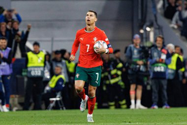 Cristiano Ronaldo, UEFA Uluslar Ligi 2025 final maçında Portekiz ve İspanya milli takımları arasında gol attıktan sonra kutlama yaparken görüldü (Maciej Rogowski)