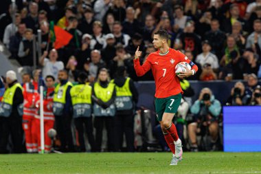 Cristiano Ronaldo, UEFA Uluslar Ligi 2025 final maçında Portekiz ve İspanya milli takımları arasında gol attıktan sonra kutlama yaparken görüldü (Maciej Rogowski)