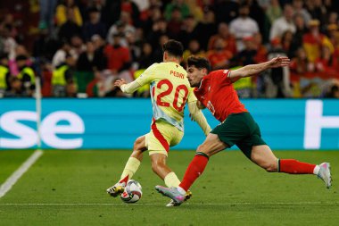 Pedri ve Pedro Neto, UEFA Uluslar Ligi 2025 final maçında Portekiz ve İspanya milli takımları (Maciej Rogowski)