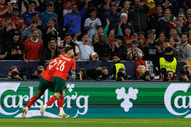 Nuno Mendes ve Francisco Conceicao, UEFA Uluslar Ligi 2025 final maçında Portekiz ve İspanya milli takımları arasında gol üstüne gol atarken görüldü (Maciej Rogowski)