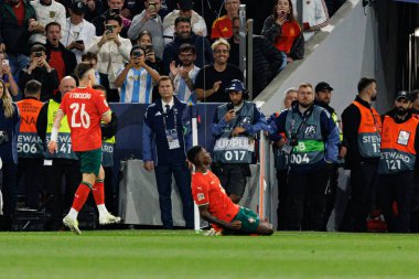 Nuno Mendes ve Francisco Conceicao, UEFA Uluslar Ligi 2025 final maçında Portekiz ve İspanya milli takımları arasında gol üstüne gol atarken görüldü (Maciej Rogowski)