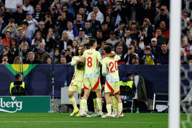 İspanya 'nın oyuncuları, UEFA Uluslar Ligi 2025 final maçında Portekiz ve İspanya milli takımları arasında gol üstüne gol atarken görüldü (Maciej Rogowski)